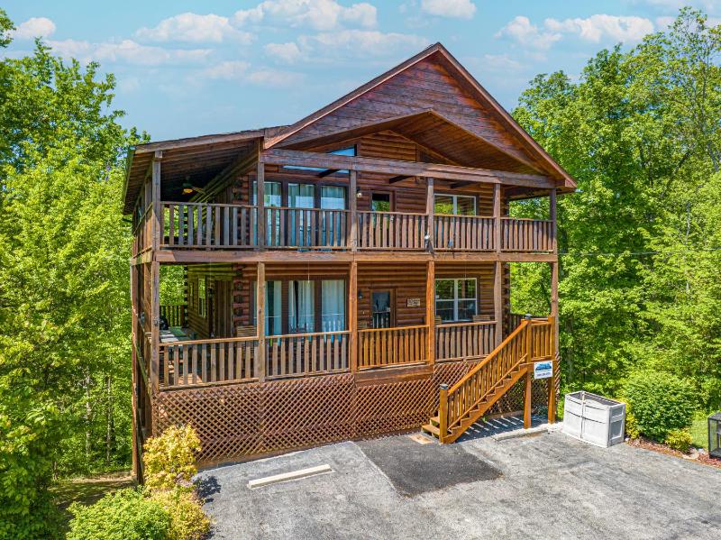 Eagles Haven Lodge 5 bed 4 bath great for groups game room hot tub Wi-Fi grills easy roads - image 43