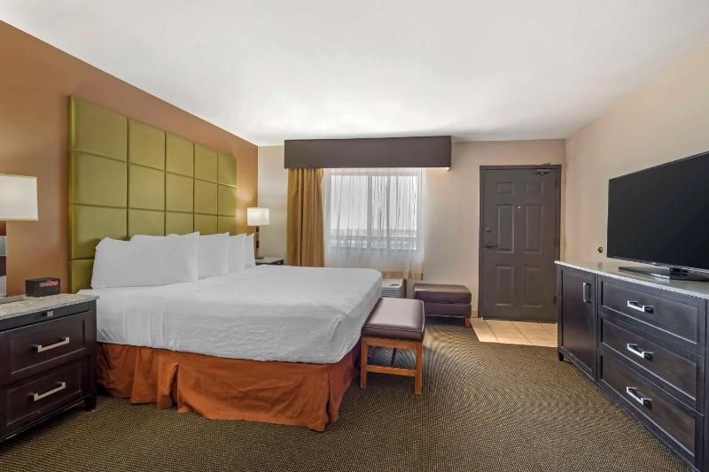 King Room with Balcony image 4