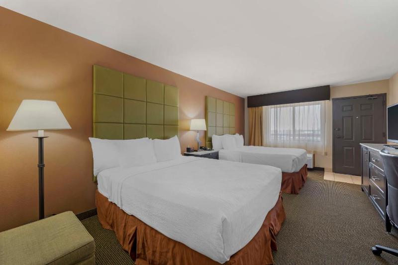 Executive Queen Room with Two Queen Beds Exterior Access image 4
