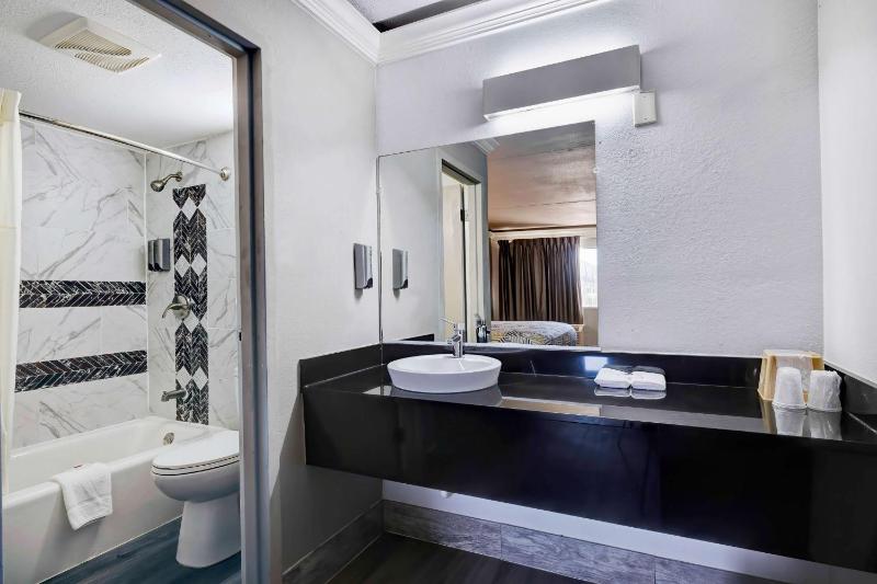 King Room with Roll-in Shower - Disability Access - smoking image 3