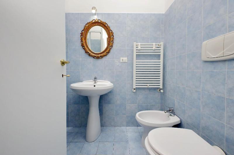 Double Room image 3