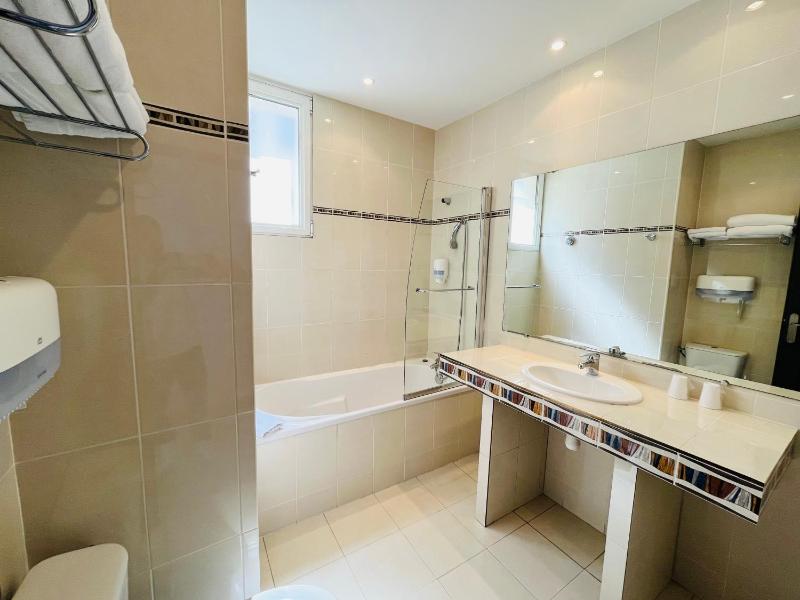 Double or Twin Room with Sea View image 4