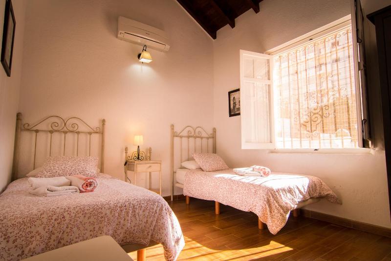 Holidays2Fuengirola Villa 6 bedroom 200 mts Beach - image 36