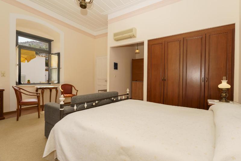 Superior Studio with Balcony image 4