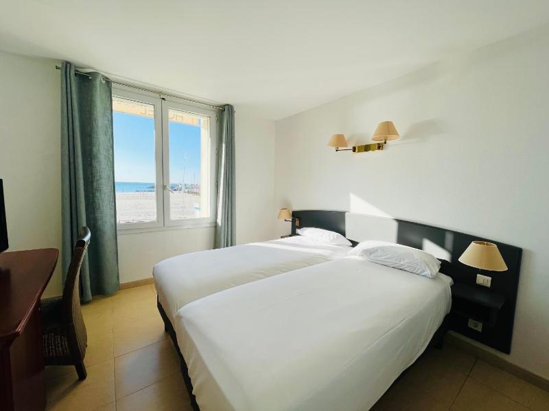 Double or Twin Room with Sea View image 3