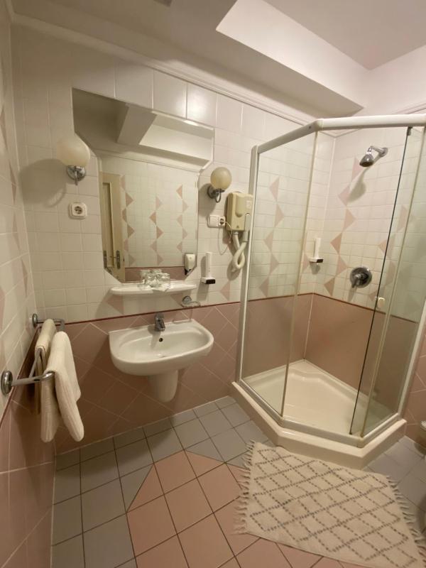 Standard Quadruple Room image 3