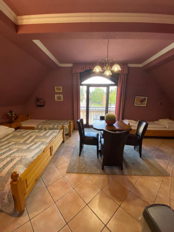 Standard Quadruple Room image 2