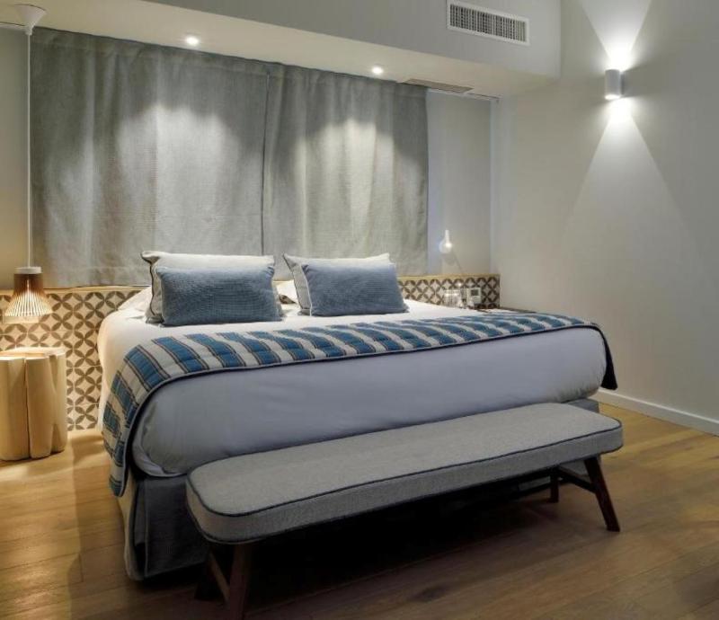 Split-level Suite with Panoramic View image 3