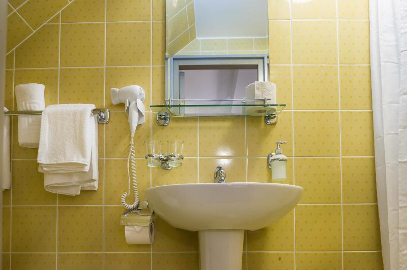 Small Double/Twin Room image 3
