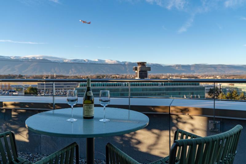 Nash Suites Airport Hotel - image 1