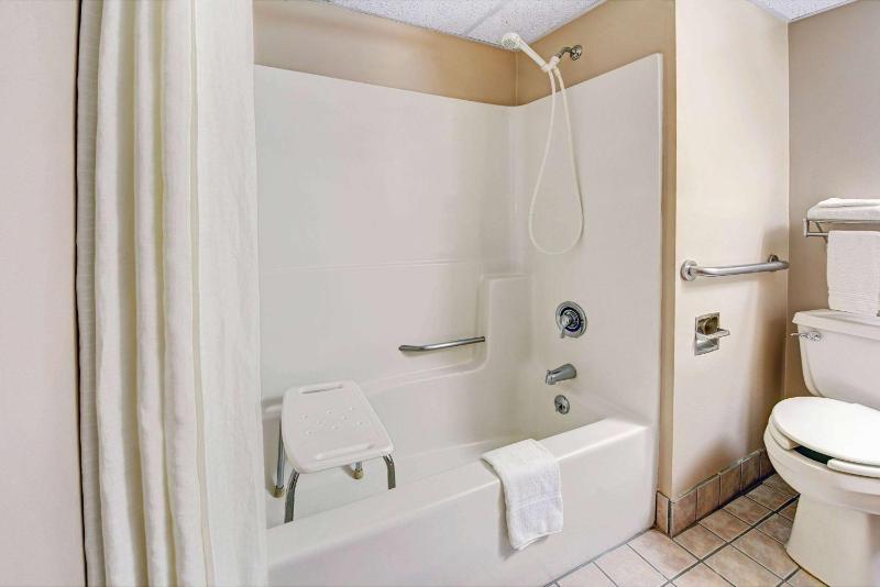 Queen Room - Disability Access/Non-Smoking image 2