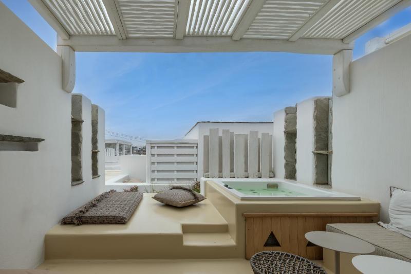 Deluxe Room with Outdoor Hot Tub image 3