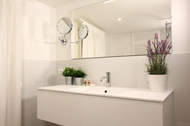 Licata - Two-Bedroom Apartment image 3