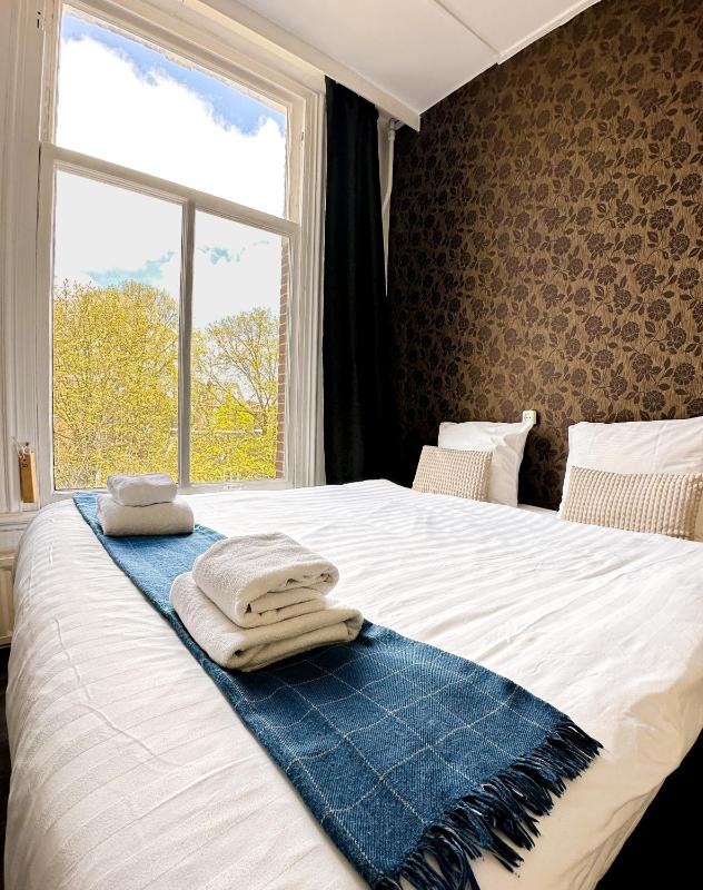 Standard Double Room image 4