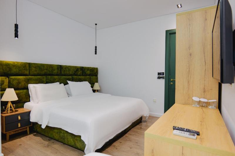Triple Room with Side Sea View image 3