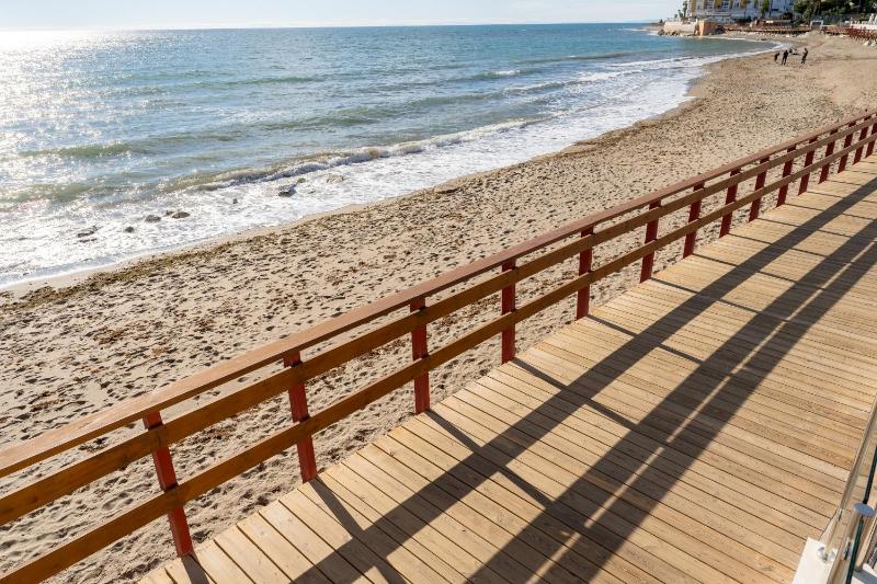 Dona Lola Micaela Beach front duplex 2 bedroom apartment - open sea and beach views surrounded by bars and restaurants - Costa del Sol - CS199 - image 13