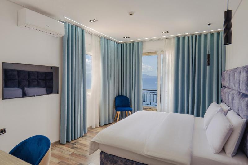 Deluxe Double or Twin Room with Sea View image 2