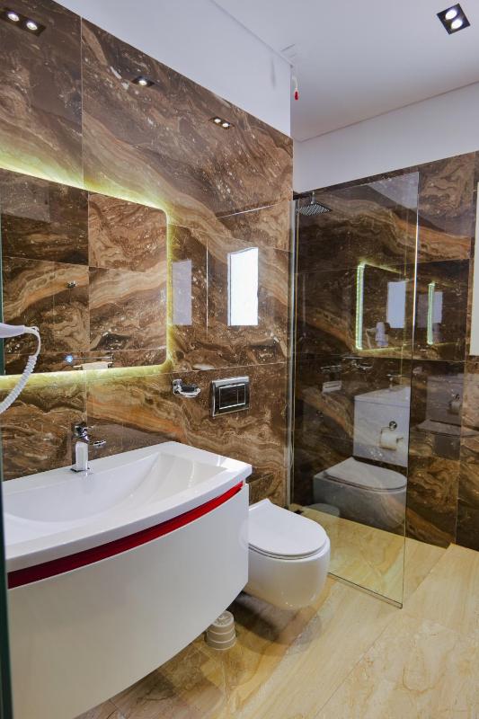 Deluxe Double or Twin Room with Sea View image 3