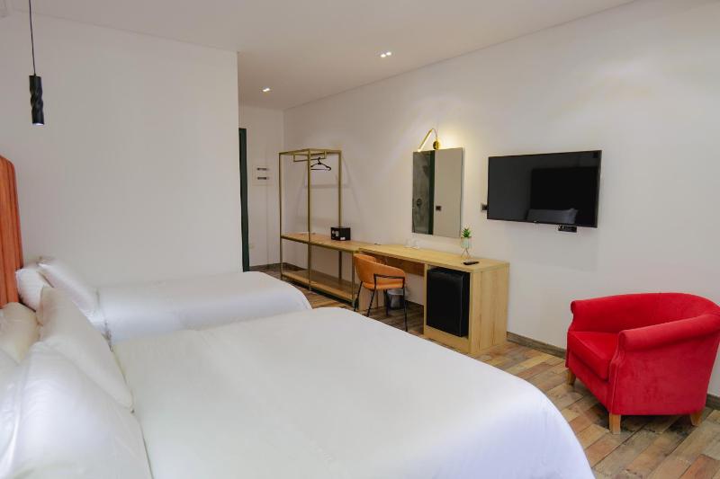 Deluxe Triple Room with Sea View image 4