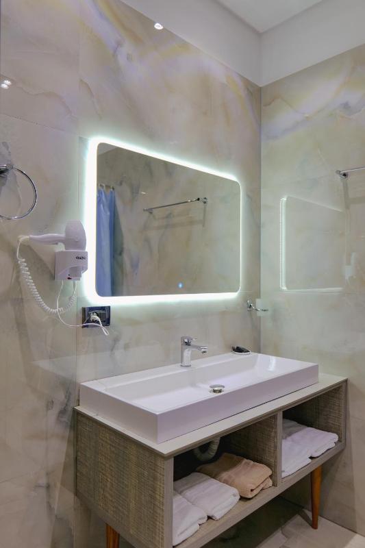 Deluxe Triple Room with Sea View image 2