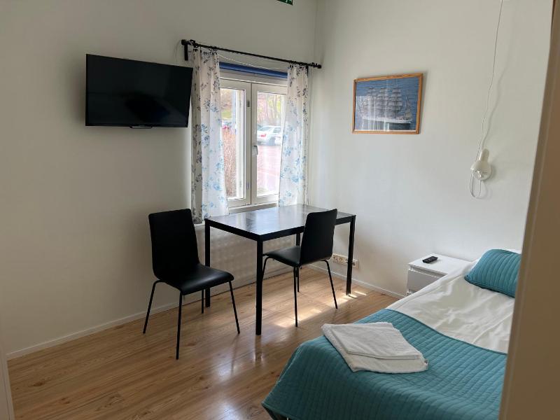 Single Room with Shared Bathroom image 1