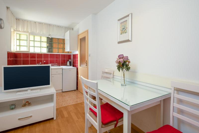 One-Bedroom Apartment image 4