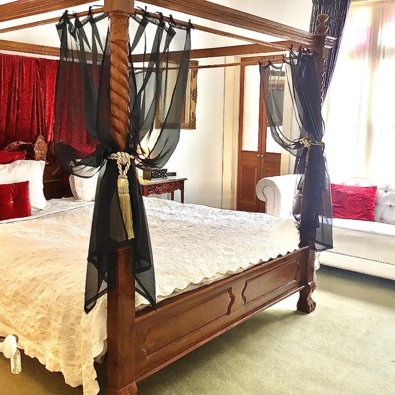 Newton King Room