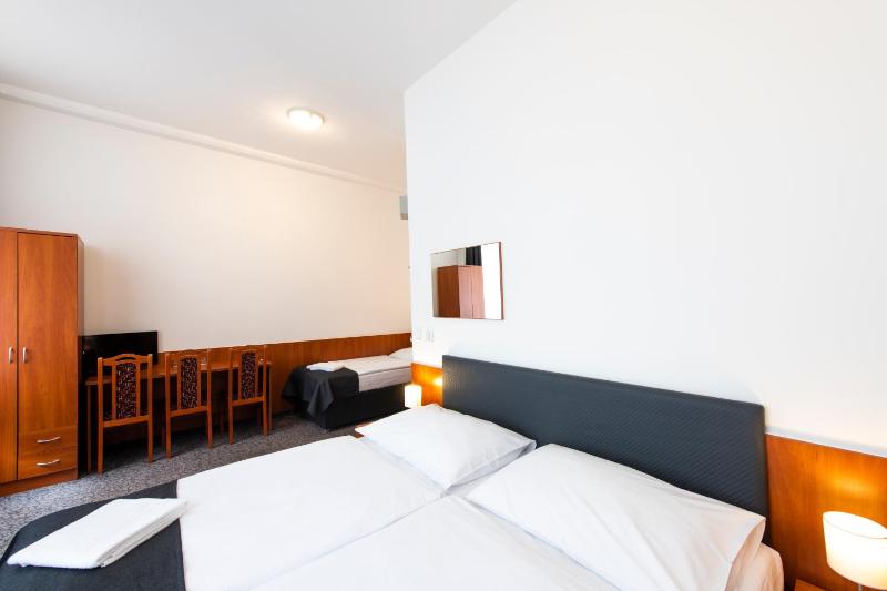 Deluxe Triple Room image 4