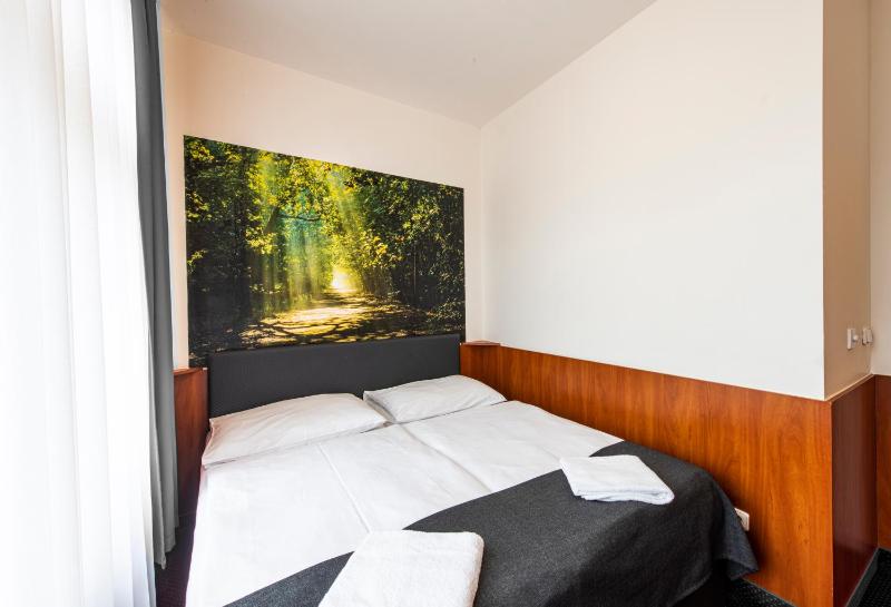 Classic Double Room image 4