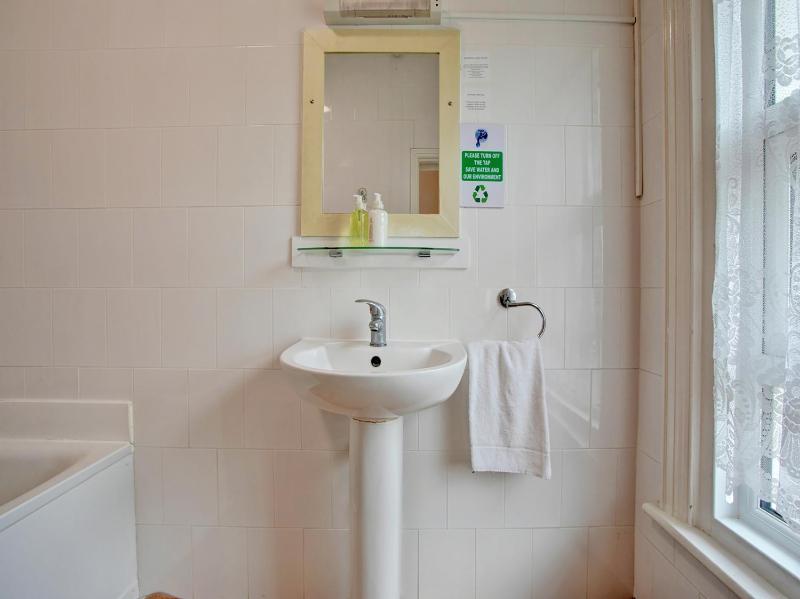 Standard Triple Room image 3