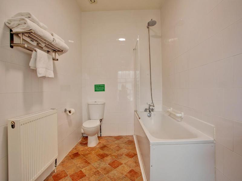 Standard Triple Room image 2
