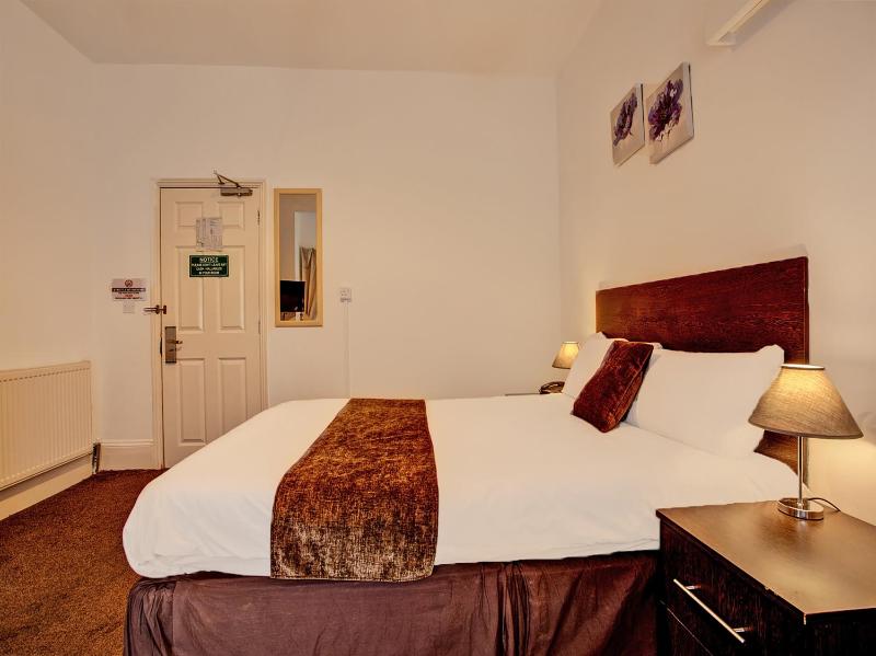 Standard Double Room image 3