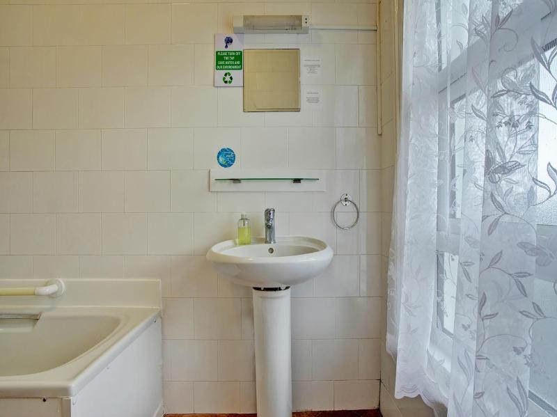 Standard Twin Room image 3
