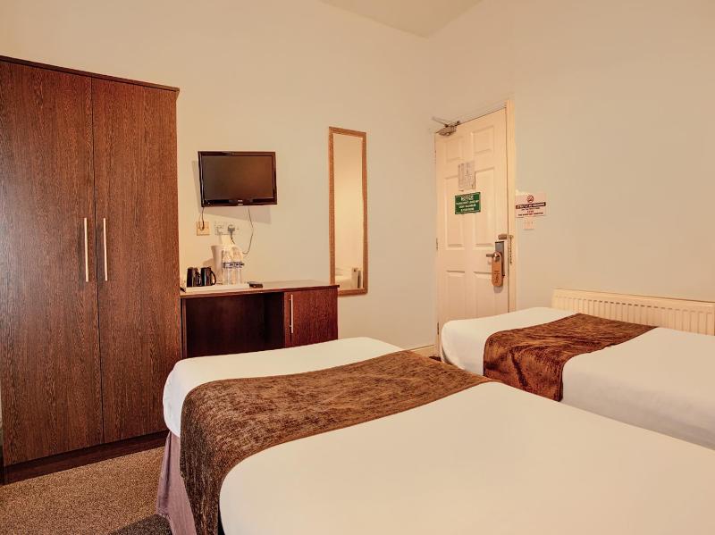 Standard Twin Room image 4