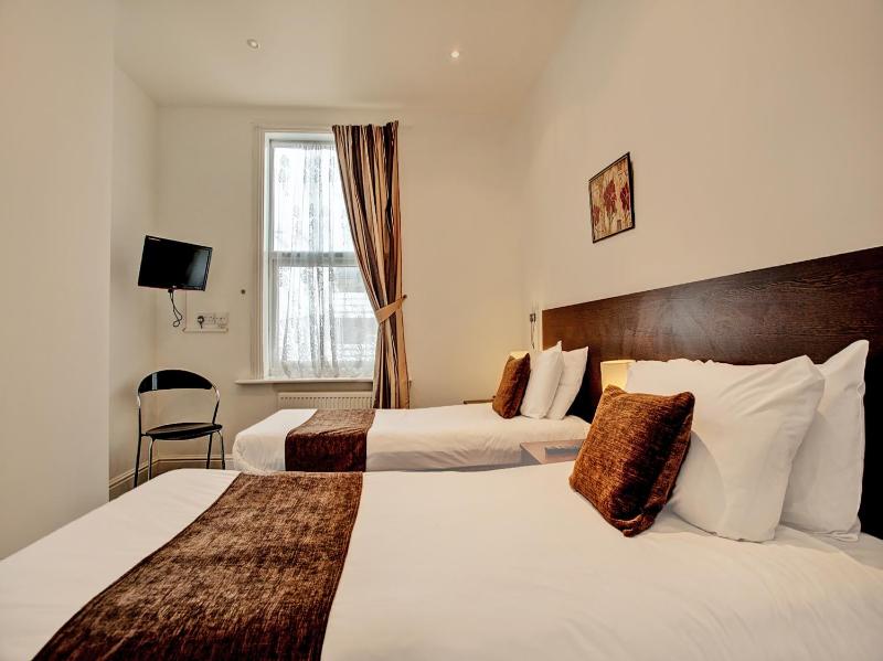 Standard Triple Room image 4