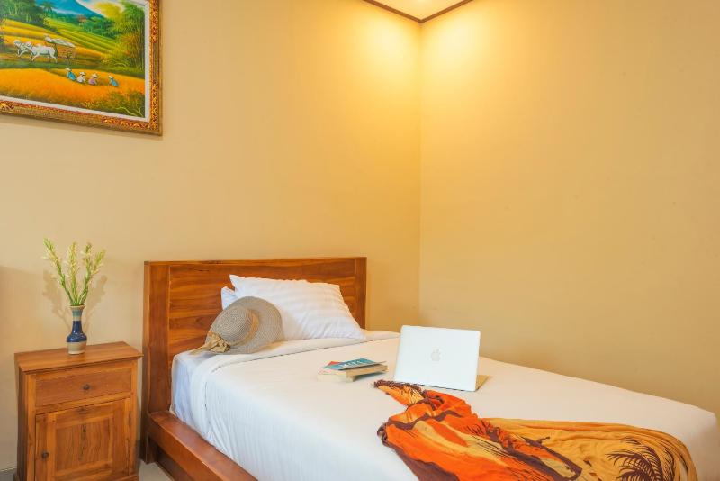 Liliy Guest House Kuta - image 30