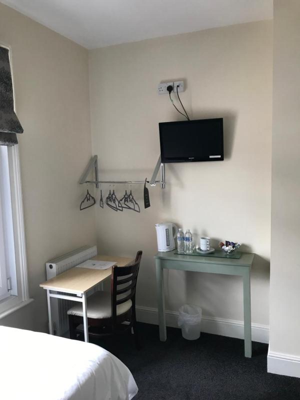 Standard Twin Room with Garden View image 4