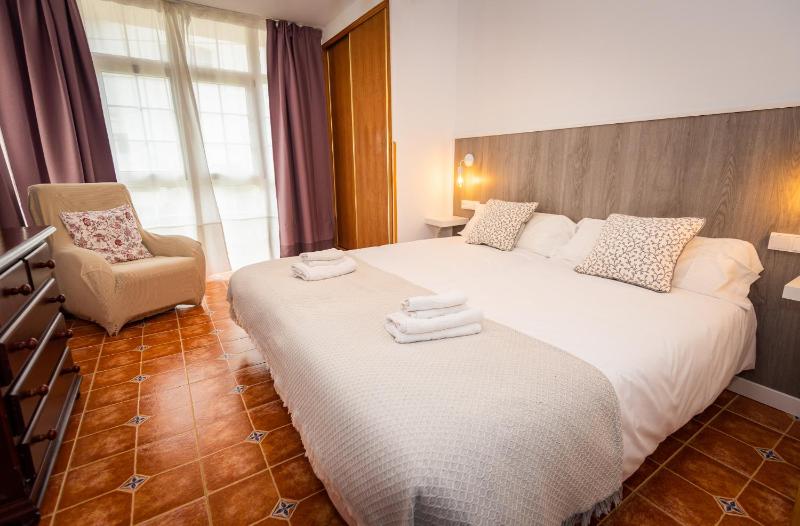 Large One-Bedroom Apartment image 1