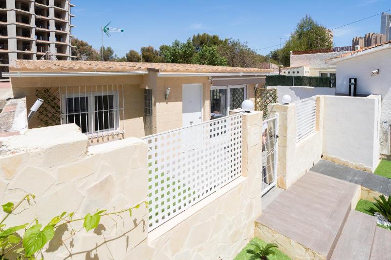 Apartamento ALMA con terreno privado y parking compartido - a 800m de Playa Poniente Images
