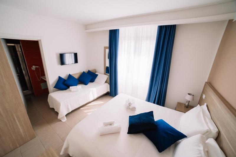 Double Room image 1