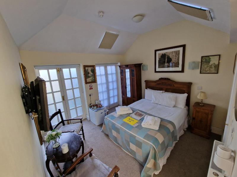 Double Room with Private Bathroom image 1