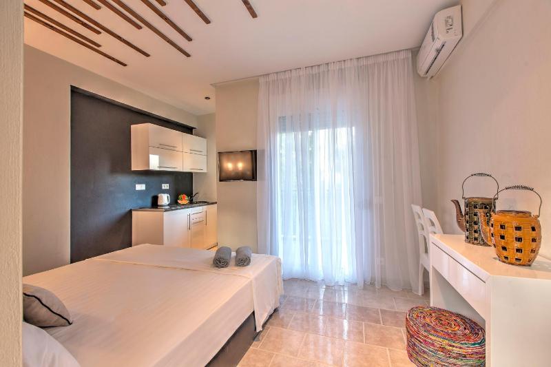 Deluxe Double Room with Balcony and Sea View image 4