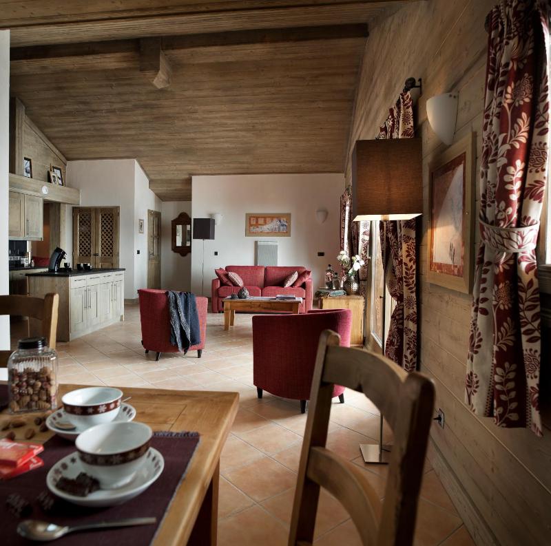 Three-Bedroom Apartment with Spa Access (8 Adults) image 1