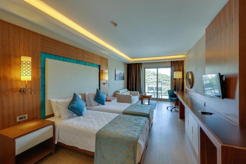 Twin Room with Two Twin Beds image 2