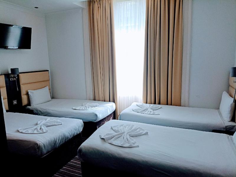 Quadruple Room image 2