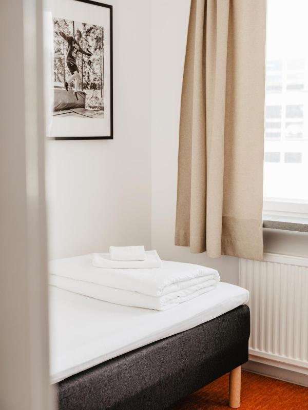 Single Room with Shared Bathroom image 3