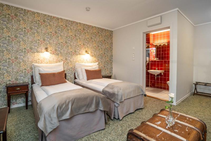 Twin Room image 3