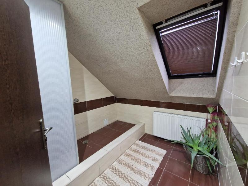 Twin Room with Shared Bathroom image 3