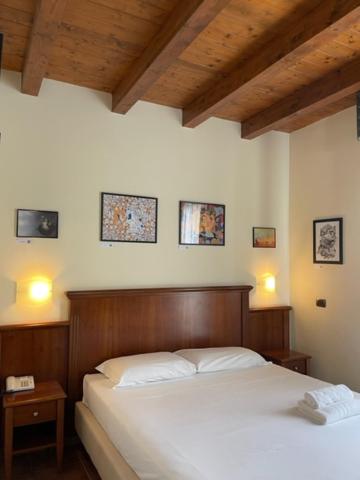 Double Room image 3