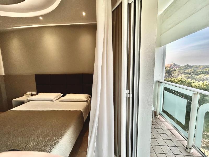 Classic Double or Twin Room image 4
